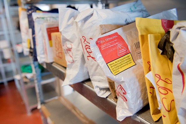 Вместе с посылкой москвичка получила от почтовиков записку с пожеланием смерти