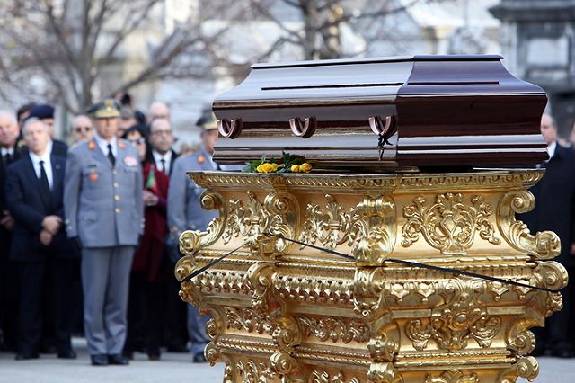 Российский блогер похоронил себя заживо и ведет прямую трансляцию из гроба