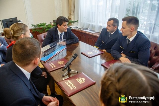 «Где героя потеряли?». Высокинский встретился с членами экипажа Ural Airlines