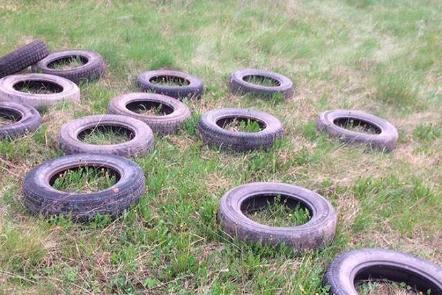 Неизвестные устроили свалку автопокрышек на берегу Исети в Каменске-Уральском