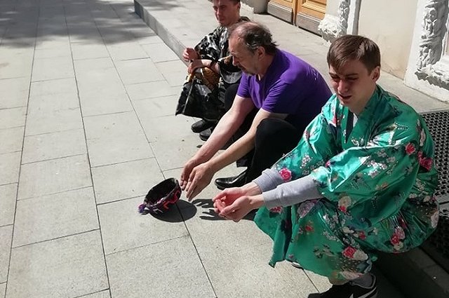 Драматург Николай Коляда вышел просить милостыню на улицу