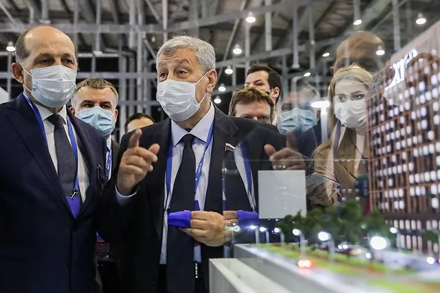 В кулуарах Форума 100+ началась закрытая встреча депутатов и застройщиков Екатеринбурга