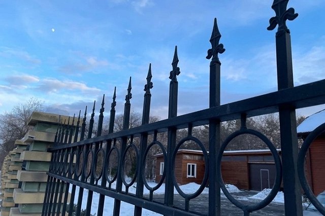 В Екатеринбурге мужчина повис вниз головой на «пиковом» ограждении парка