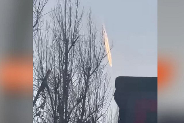 В небе над Екатеринбургом заметили странный объект