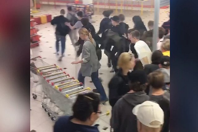 В Екатеринбурге толпа устроила штурм секонд-хенда