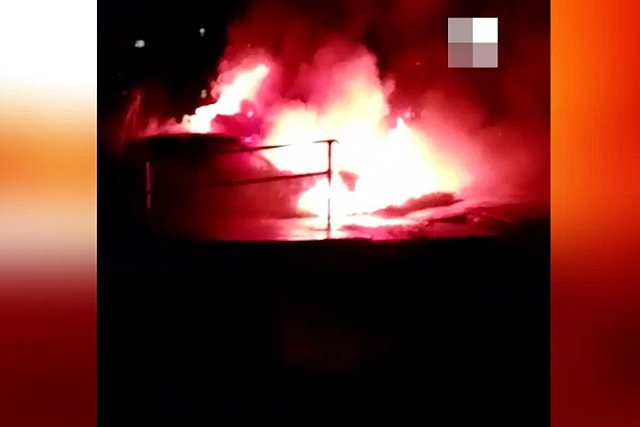 В свердловском городе неизвестный сжёг автомобили на парковке