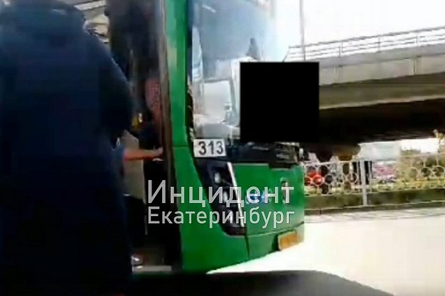 В Екатеринбурге неизвестные сбросили с моста брусок в лобовое стекло автобуса
