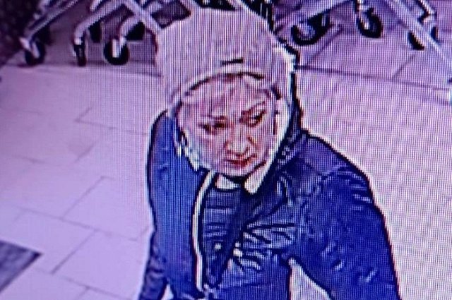 Екатеринбурженка нашла банковскую карту. Теперь её разыскивают за кражу