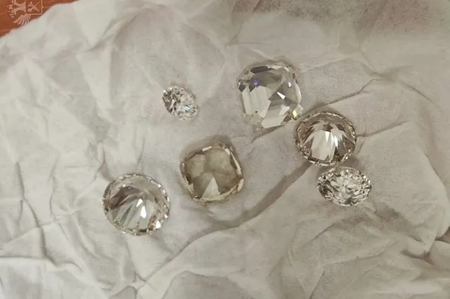 Мужчина попытался провезти в одежде бриллианты из ОАЭ на 41 миллион рублей