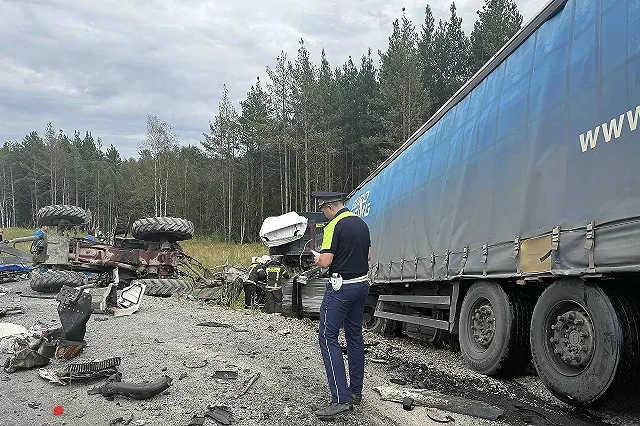 Водитель фуры маркетплейса погиб под Екатеринбургом в ДТП с дорожной техникой (ФОТО)