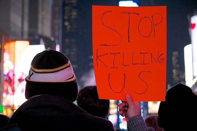 Задушивший чернокожего полицейский в Нью-Йорке избежал обвинения