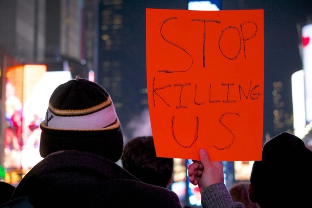 Задушивший чернокожего полицейский в Нью-Йорке избежал обвинения