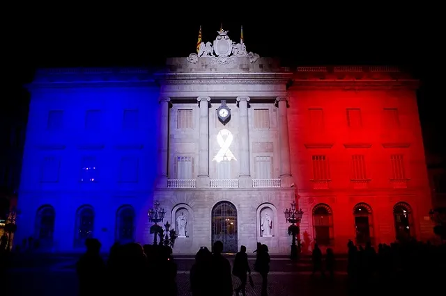 Египетские пирамиды окрасили в цвета флагов России, Франции и Ливана