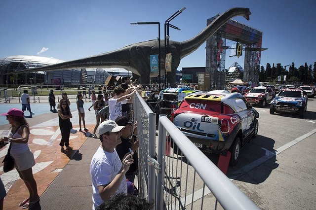 Первый этап «Дакара» отменили из-за вылета машины за пределы трассы