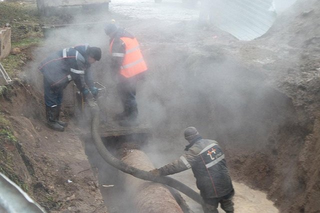 Десятки домов, школы и детсады на Эльмаше остались без тепла и горячей воды