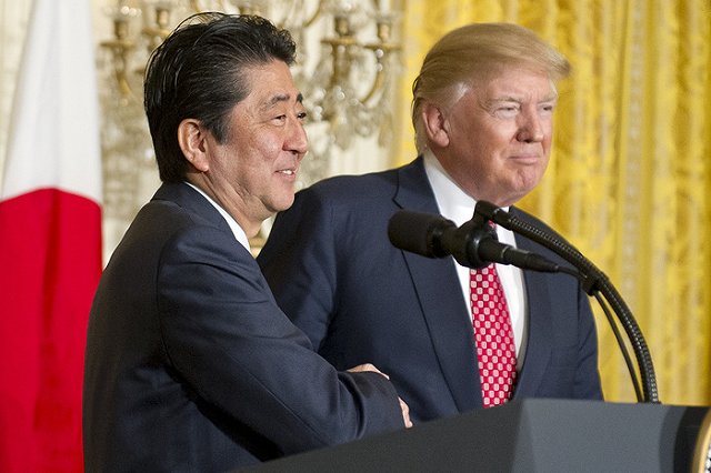 Трамп пообещал Японии «стопроцентную» поддержку в ответ на запуск ракеты КНДР