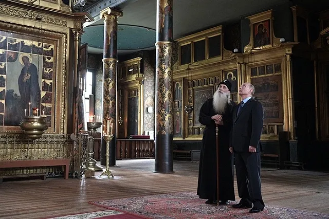 В Cети обсуждают видео, где Путин приветствует голубя