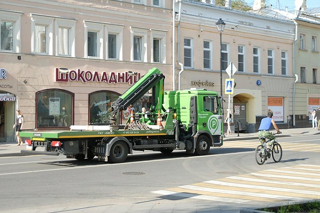 Челябинка в подгузниках 5 часов обороняла кроссовер от приставов