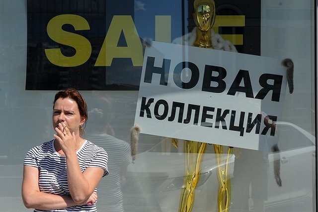 Сенаторы внесли в Госдуму законопроект о запрете курения у подъездов и в лифтах