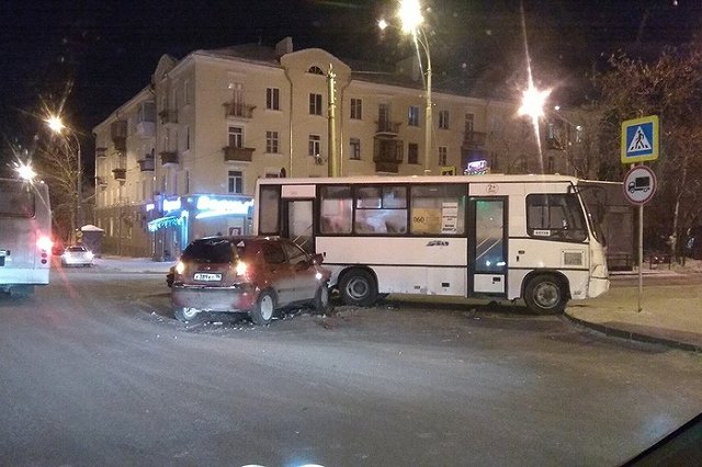 Hyundai Getz врезался в маршрутку на Уралмаше накануне вечером