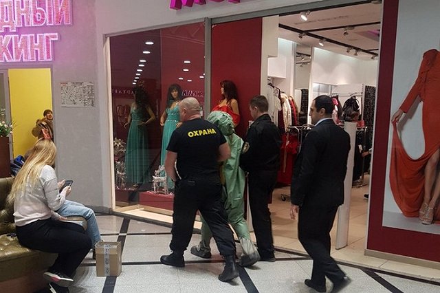 «Химик» в защитном костюме перепугал посетителей «Гринвича»