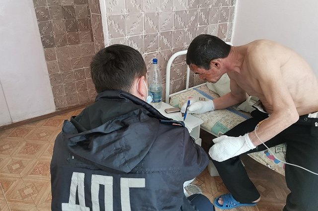 Свердловские полицейские спасли мужчину из загоревшегося автомобиля