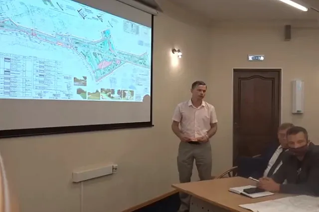 В мэрии Екатеринбурга пообещали пока не спиливать аварийные деревья в сквере на Опалихинской