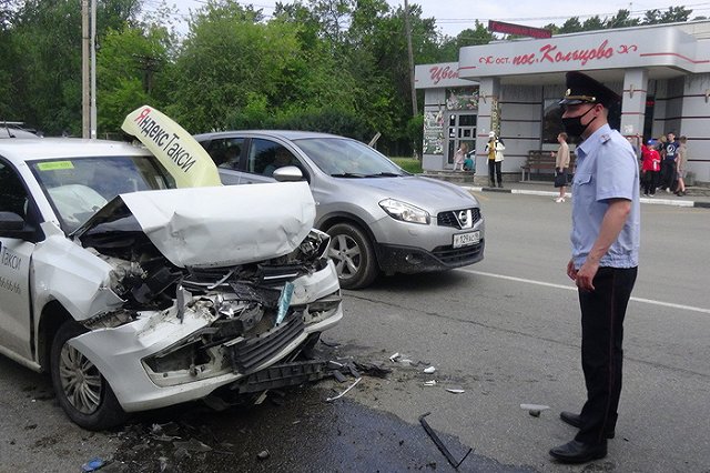 В Екатеринбурге таксист уснул за рулем, врезался в экскаватор и едва не погубил трёх студенток