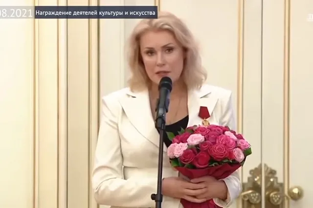 Instagram начал предупреждать пользователей о ложной информации в аккаунте Марии Шукшиной