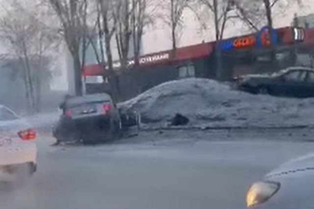 Екатеринбург встал в пробки из-за гололёда и мелких ДТП