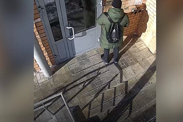 В Екатеринбурге распространители рекламы стали специально выводить из строя замки в подъездах