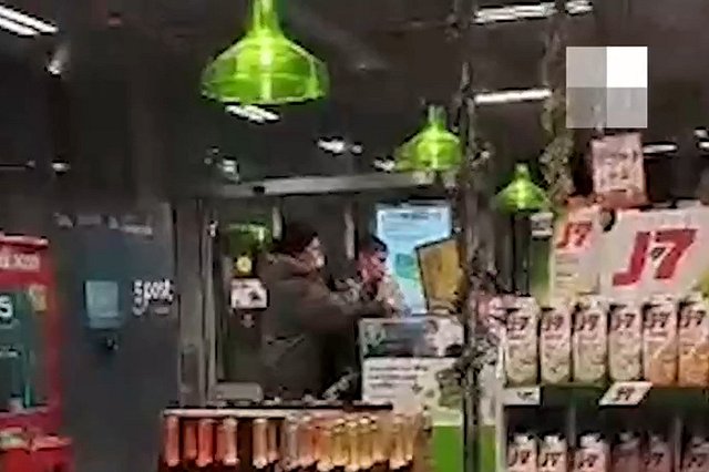 На Эльмаше подросток избил продавщицу «Пятёрочки», отказавшуюся продавать ему алкоголь