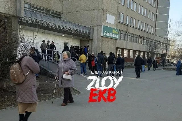 «А что творится внутри…» Жители Сортировки пожаловались на очереди мигрантов в свою поликлинику