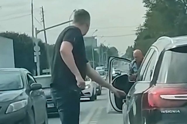 В центре Екатеринбурга водитель кроссовера избил таксиста и уехал с места происшествия на красный