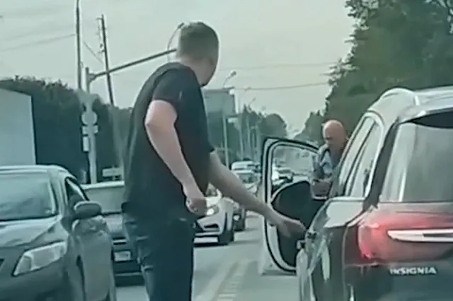 В центре Екатеринбурга водитель кроссовера избил таксиста и уехал с места происшествия на красный