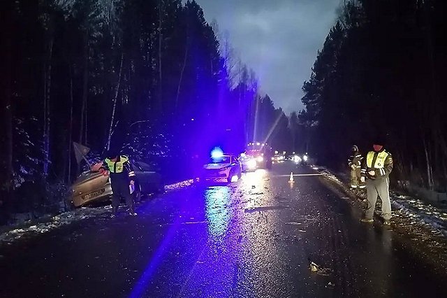 В лобовом ДТП на свердловской трассе погибли женщина и маленький ребенок