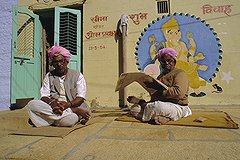 Музей ИЗО собирает фото на фоне ковра