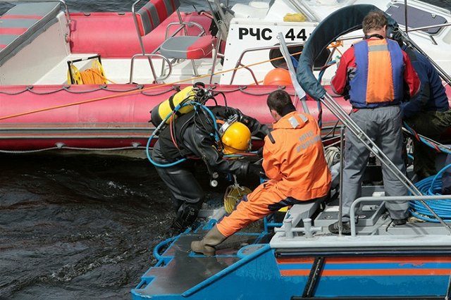 В Ревде на месте, в котором утонул автомобиль с людьми, появились ограждения
