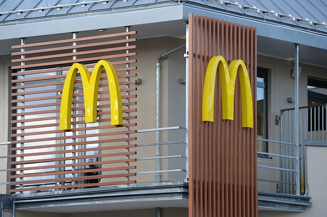 Москвич потребовал с «Макдоналдс» 150 тыс. руб. из-за кости в ролле