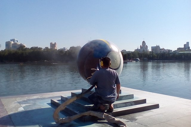 Екатеринбуржцы снова нарисовали граффити на гранитной набережной