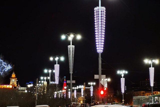 «Залезть на столб 49 млн. Сама иллюминация 1 млн». Екатеринбуржцы обсуждают иллюминацию