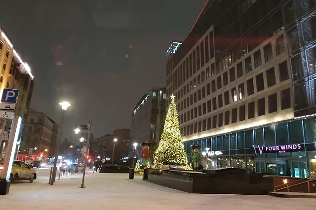 «Собирает деньги на дорогу». Николай Коляда с артистами решили подработать Дедом Морозом