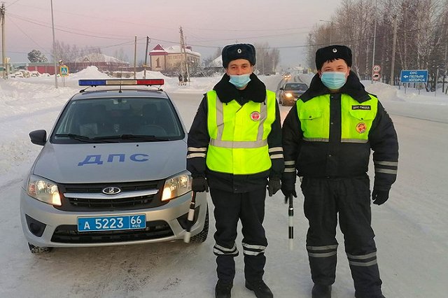 Свердловские полицейские спасли замерзающего дальнобойщика