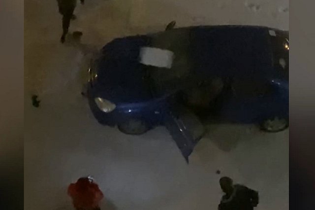 Стало известно, почему хулиганы разбили машину микроволновкой на 8 Марта