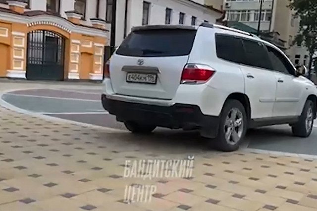 В центре Екатеринбурга автохамы разъезжают по пешеходной аллее