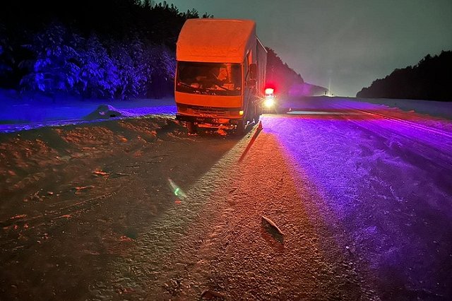 На уральской трассе насмерть сбили водителя, ремонтировавшего свой автомобиль