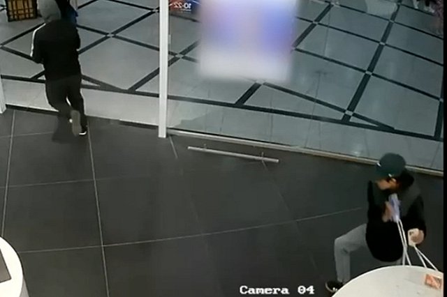 Молодые люди украли смартфоны из екатеринбургского торгового центра — видео