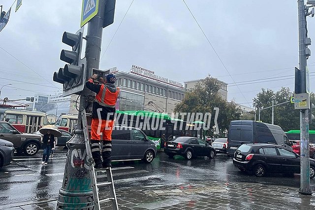 В центре Екатеринбурга из-за дождя отключились светофоры