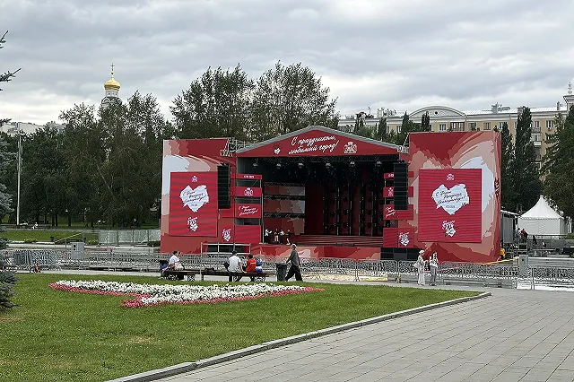Гигантскую строительную перчатку установят на Плотинке в День строителя (ФОТО)