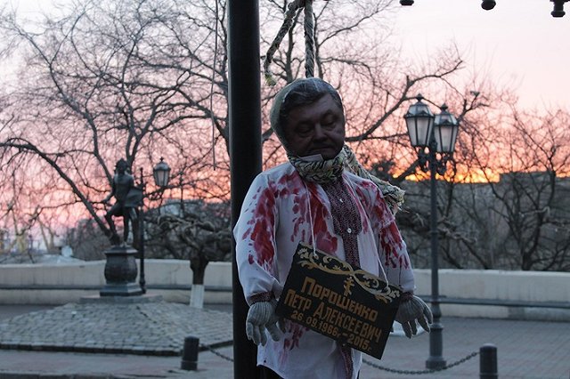 Активисты Антимайдана повесили в центре Одессы окровавленное чучело Порошенко